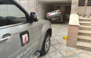 فرو رفتن پراید در چاه‌فاضلاب بر اثر باران شدید در لارستان+عکس