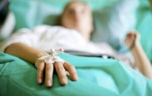 مسمومیت ۶ تن از کارکنان یک مغازه فست فودی در شیراز