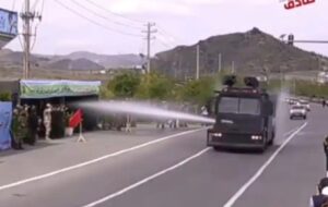 لحظه آبپاشی روی حاضران در مراسم روز ارتش در مشهد(+فیلم)