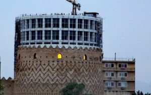 ادامه دعوا در آسمان شیراز و سرگردانی روح کریمخان با نماد تخلف /فعلا پلمپ است