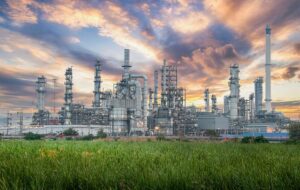 نابودی یواشکی تخت‌جمشید و بیستون بر اثر فعالیت شرکت‌های پتروشیمی/در تخت جمشید از واتر جت برای رفع گلسنگ‌ها استفاده می‌شود