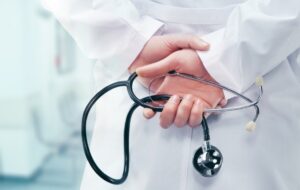 نرخ گران ویزیت پزشکان عمومی که دکتر هم نمیشه رفت+سند