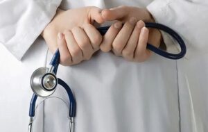 شکایت از پزشک متخلف به تعزیرات ۱۳۰ میلیون برایش آب خورد !