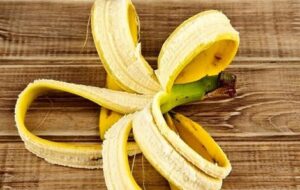 چند کاربرد و تاثیر جالب پوست موز برای سلامتی بدن