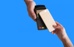 چگونه دارندگان حساب بانکی از موبایل به جای کارت بانکی استفاده می کنند؟