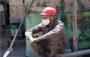 برخی کارگران به زباله گردی و پیک موتوری روی آورده‌اند