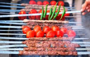 فوت و فن پختن کباب کوبیده آبدار در خانه که از روی سیخ نریزد