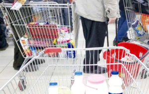 صحنه‌گردانی سوداگران برای بزک کردن گرانی/وضع زباله‌گردها از کارگران بهتر است/ نظر بدهید