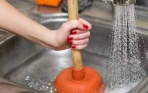 ببینید|چطور گرفتگی لوله فاضلاب سینک ظرفشویی را خیلی سریع برطرف کنیم؟