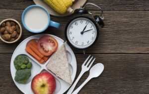 ۱۰ غذایی که هرگز نباید از ساعت ۸ شب به بعد خورده شوند