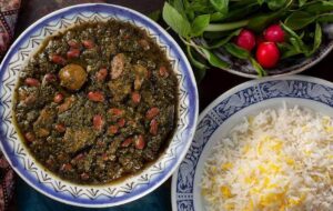 ترکیب سبزی‌ها در قورمه سبزی اصیل ایرانی چگونه است؟