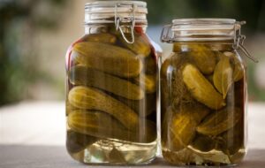 نکات طلایی نگهداری و خوشمزه تر شدن خیارشور خانگی