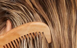 ۱۱ اشتباه رایجی که باعث چرب شدن مو می شوند