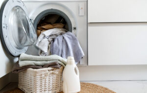 ۱۱ باور اشتباه رایج درمورد شست و شو لباس ها که آنها را نابود می کند