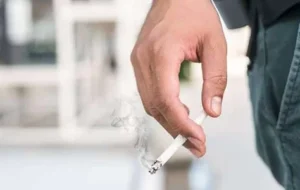 از بین بردن بوی سیگار از روی لباس با چندین ترفند ساده و سریع