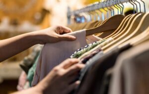 ۱۲ اشتباه در لباس پوشیدن که شما را پیرتر نشان می دهد!