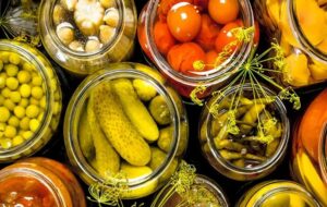 ۱۴ نکته مهمی که برای جلوگیری از کپک زدن ترشی باید بدانید