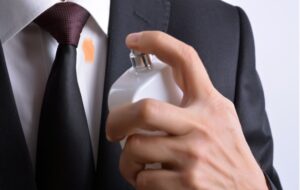 شیوه پاک کردن لکه عطر از روی لباس،فرش و لوازم منزل