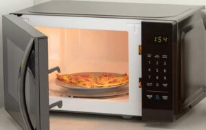 ۵ باور غلط رایج درمورد خطرات استفاده از مایکروویو