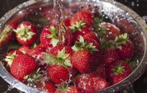 ۵ تا از بهترین روش های شستن توت فرنگی و از بین بردن کرم های آن