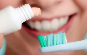 ۱۰ اشتباه رایج در مسواک زدن که آسیب جبران ناپذیری به دندان ها وارد می کند!