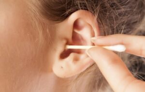 ۶ راهکار ساده و موثر برای تمیز نگه داشتن گوش ها