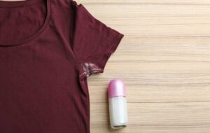 ۷ روش خانگی فوق‌العاده برای پاک کردن لکه مام و دئودورانت به سادگی