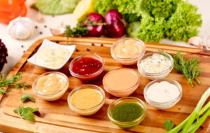 طرز تهیه‌ی ۵ نوع سس سالاد سالم و خوشمزه