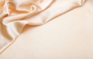 لباس ساتن را چگونه بشوییم که آسیب نبیند؟ + نکات مهم نگهداری