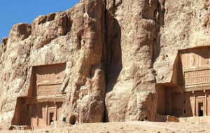 مدیر پایگاه میراث جهانی تخت جمشید: محوطه تاریخی نقش رستم ساماندهی می شود