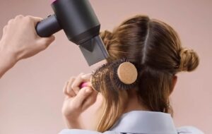 آسیب های جبران ناپذیر سشوار کشیدن به مو +۵ روش موثر جلوگیری