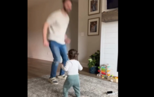 ببینید|کلیپ قشنگ آموزش پریدن به کودک توسط پدر ایرانی