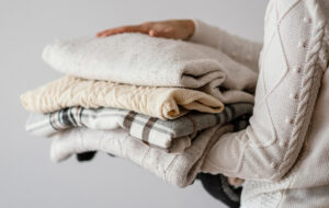 ۵ اشتباه رایج در انبار کردن لباس های زمستانی که آنها را نابود می کند