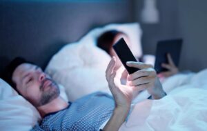 چرا نباید قبل از خواب از تلفن همراه استفاده کرد ؟ چگونه این عادت را ترک کرد؟