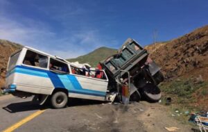 حادثه خونین برخورد مینی‌بوس و کامیون در جاده داراب – بندرعباس به ۱۳ مصدوم