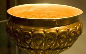 نمایش جام زرّین خشایارشا در موزه تخت جمشید بمدت یک ماه+عکس