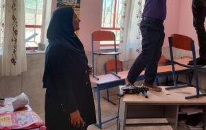 عکسی از خانم معلم اهل داراب فارس که دست بدست می شود