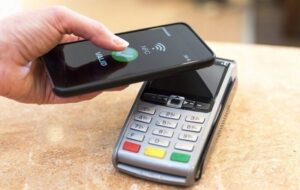 چرا باید گوشی موبایل را جایگزین کارت بانکی کنیم؟