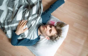 چه کسانی برای رهایی از کمردرد باید روی زمین بخوابند؟