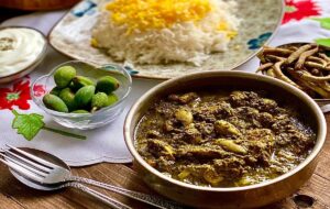 طرز تهیه خورش چغاله بادام که با برنج زعفرانی میل کنید