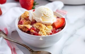 روش درست کردن « دسر کابلر توت فرنگی » شیک و خوشمزه برای مهمانی‌ها