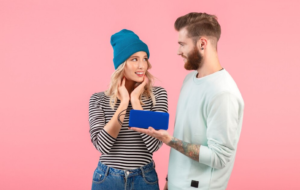 زنی که این نشانه ها را دارد می خواهد از شما سوء استفاده کند