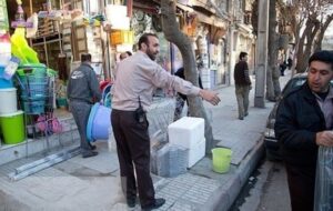 دستفروشی، بساط گسترانی و چیدمان لوازم مغازه داران جلوی مغازه مصداق سد معبر است