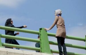 نجات جان زن جوان روی پل “پیرنیا ” شیراز قبل از خودکشی