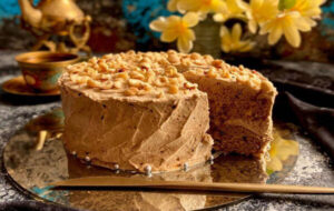 طرز تهیه کیک فندقی خوشمزه و مقوی برای عصرانه