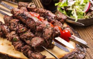  طرز درست کردن کباب چنجه ترد و آبدار رستورانی و فوت و فن‌های آن