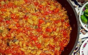 چگونه یک غذای فوری و خوشمزه با بادمجان و کشک برای شام یا نهار درست کنیم؟