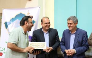 واکنش یک کودک به لوح تقدیری که استاندار فارس به پدرش داد+عکس