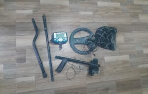 کشف یک دستگاه فلزیاب حین حفاری از خانه یکی از اهالی مرودشت