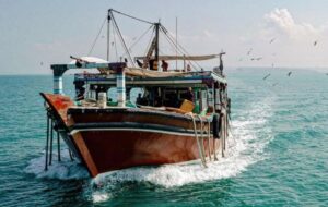 فیلم | به آب انداختن لنج باری در قشم ۵۰ سال پیش